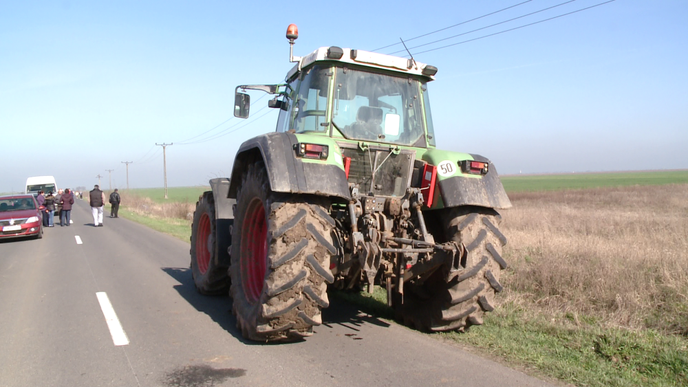 Accident grav langa Carani. O dubita s-a rasturnat dupa ce s-a ciocnit cu un utilaj agricol. Trei persoane au ajuns la spital - Imaginea 6