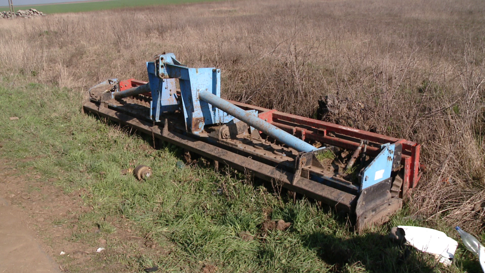 Accident grav langa Carani. O dubita s-a rasturnat dupa ce s-a ciocnit cu un utilaj agricol. Trei persoane au ajuns la spital - Imaginea 9