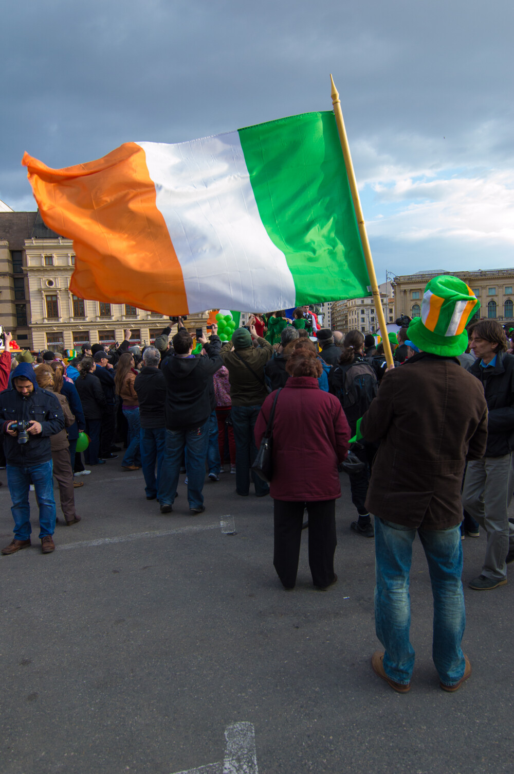 GALERIE FOTO. Irlandezii au oferit un spectacol de muzica si culori pe strazile din Capitala la parada de St Patrick's Day - Imaginea 1