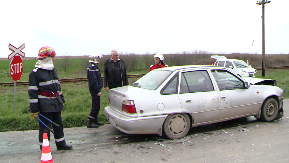Doua persoane au ajuns la spital dupa ce masina in care se aflau a fost izbita de un alt autoturism - Imaginea 5