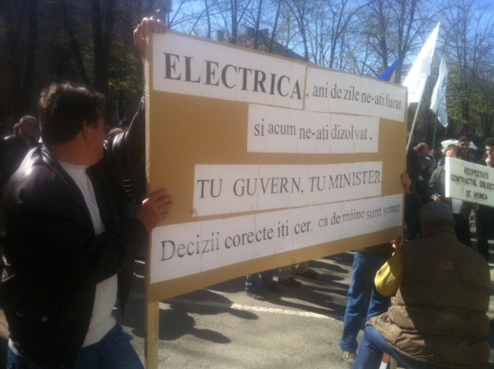 Peste 100 de angajati de la Electrica protesteaza in fata Prefecturii Timis. De ce sunt nemultumiti - Imaginea 1
