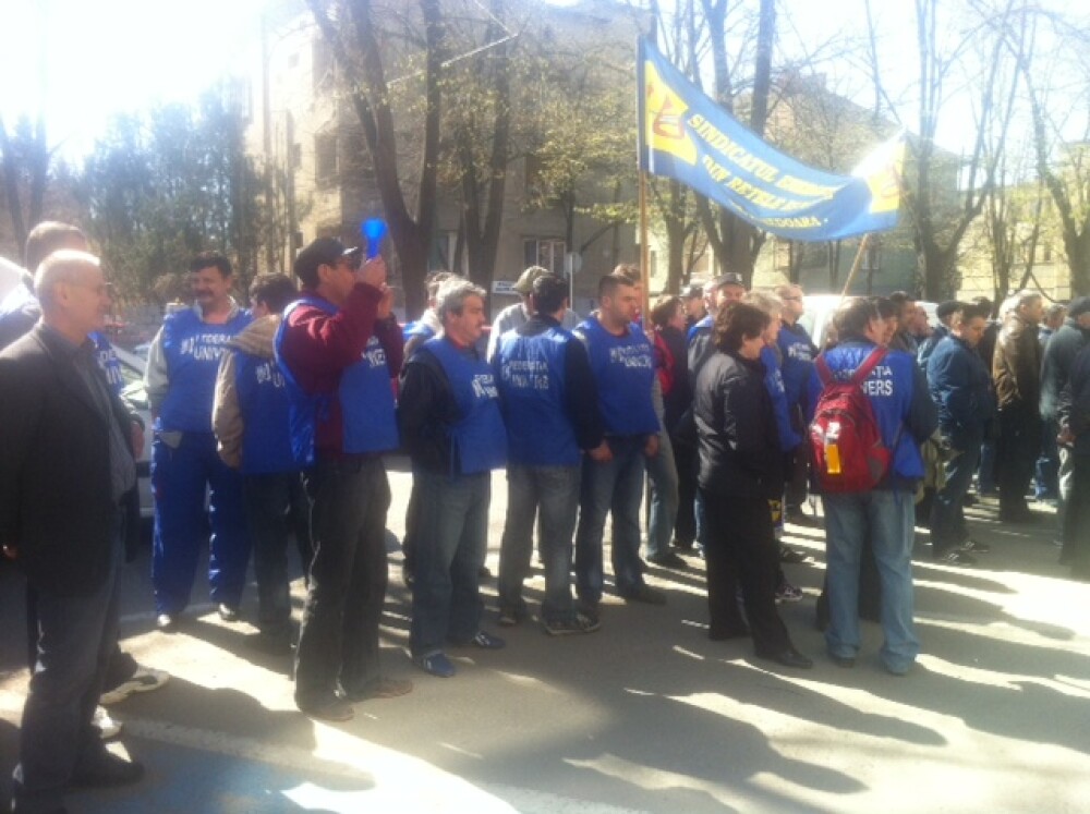 Peste 100 de angajati de la Electrica protesteaza in fata Prefecturii Timis. De ce sunt nemultumiti - Imaginea 3