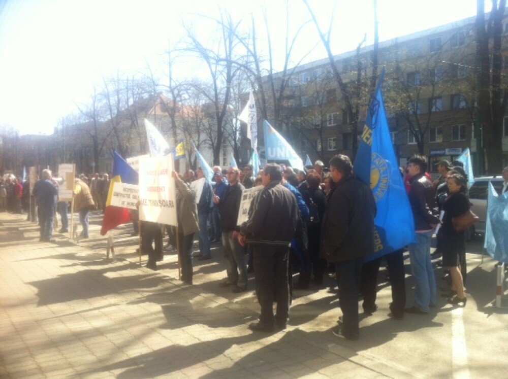Peste 100 de angajati de la Electrica protesteaza in fata Prefecturii Timis. De ce sunt nemultumiti - Imaginea 5