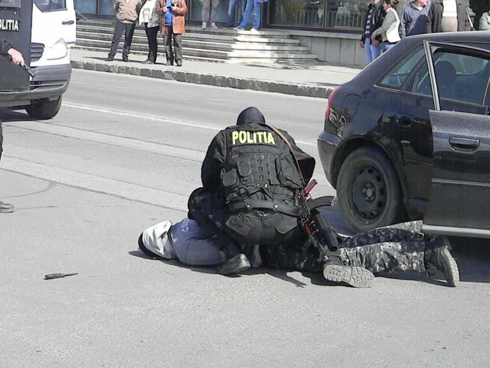 Actiune ca in filme. Trupele speciale au intervenit in forta pe o strada din Alba Iulia - Imaginea 4