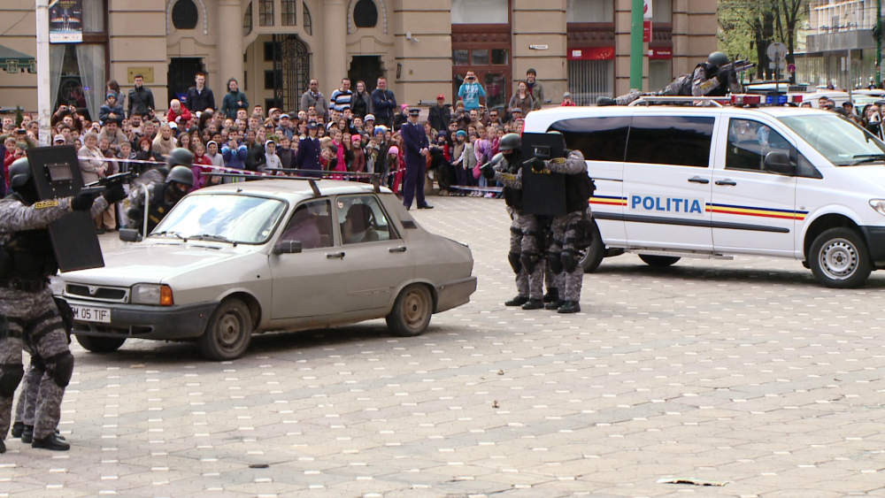 Ziua Politiei Romane, sarbatorita la Timisoara. Zeci de curiosi au asistat la spectacolul din Piata Victoriei. FOTO - Imaginea 5
