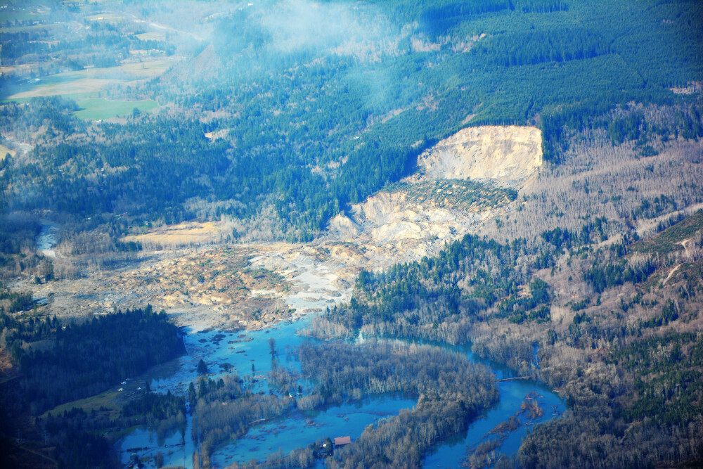 Imaginile dezastrului din statul Washington. Bilantul alunecarii de teren a ajuns la 24 de morti - Imaginea 3