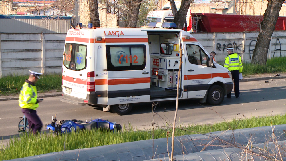Sfarsit cumplit pentru un motociclist din Timisoara. S-a speriat de politie si s-a izbit cu motorul de un copac - Imaginea 1