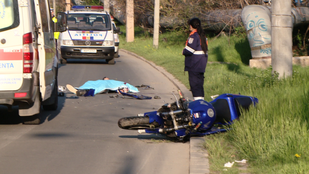 Sfarsit cumplit pentru un motociclist din Timisoara. S-a speriat de politie si s-a izbit cu motorul de un copac - Imaginea 2