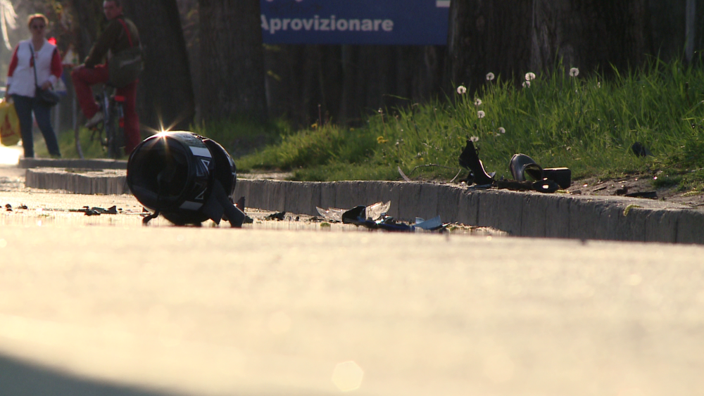 Sfarsit cumplit pentru un motociclist din Timisoara. S-a speriat de politie si s-a izbit cu motorul de un copac - Imaginea 4