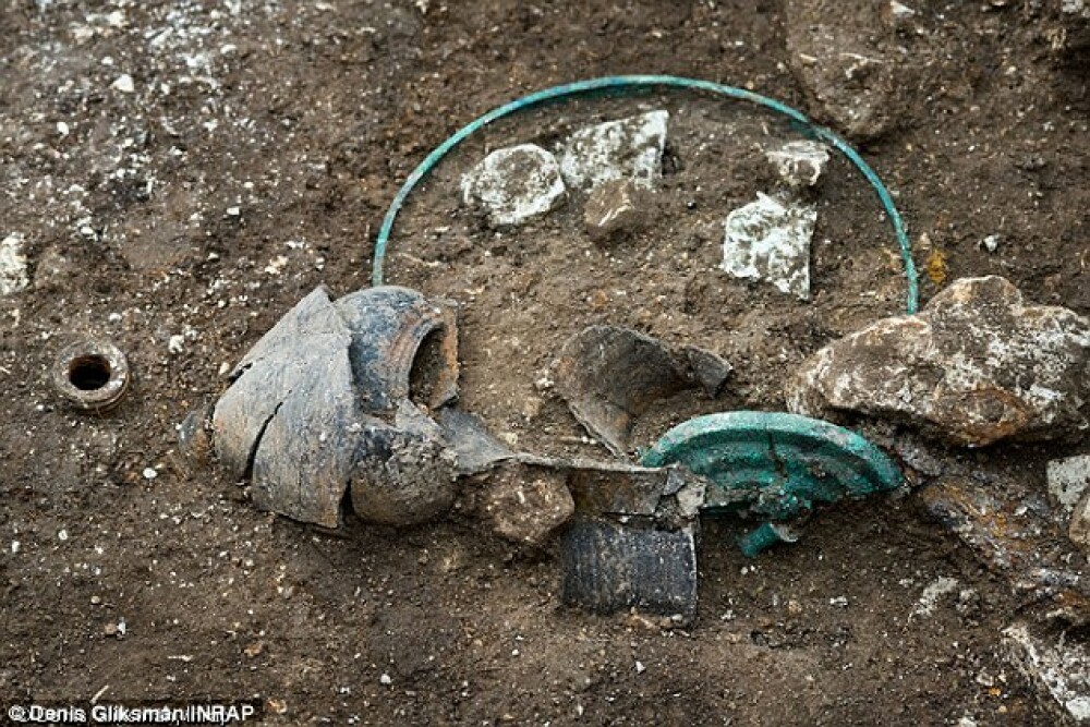 Mormant celtic, vechi de 2.500 de ani, descoperit in Franta. Cu ce a fost ingropat un print bogat - Imaginea 2