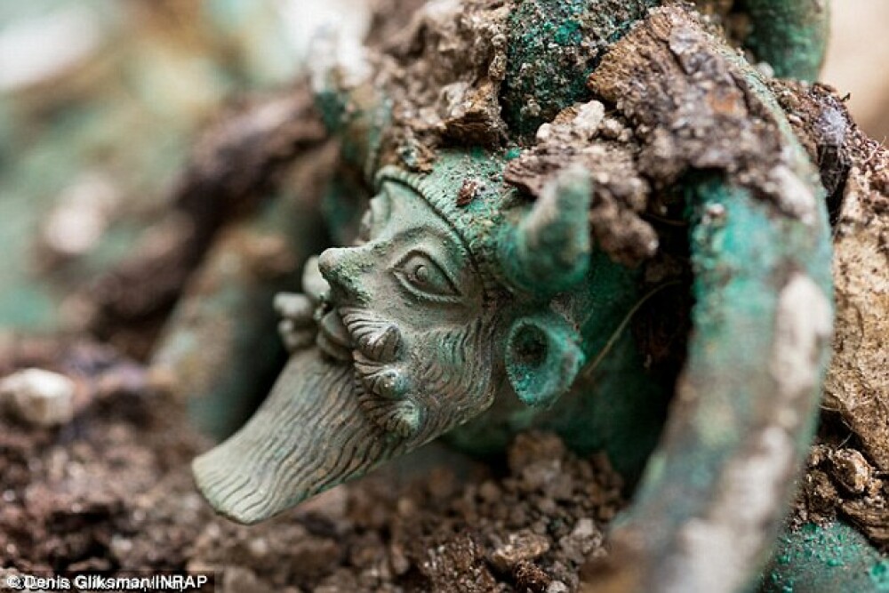 Mormant celtic, vechi de 2.500 de ani, descoperit in Franta. Cu ce a fost ingropat un print bogat - Imaginea 3