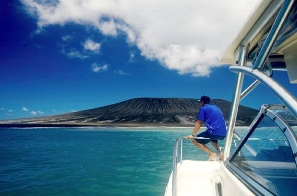 Primele imagini de pe cea mai noua insula din Pacific. Si-au luat aparatul de fotografiat si au plecat cu o barca spre ea - Imaginea 1