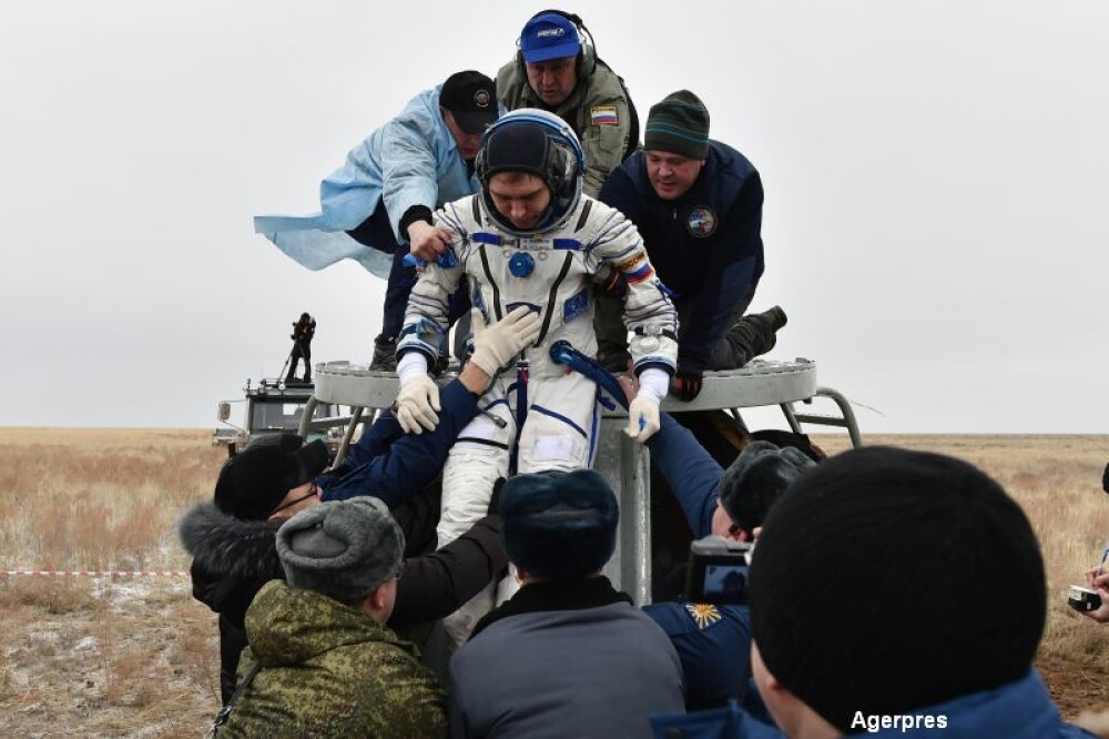 Dupa aproape un an petrecut in spatiu, Scott Kelly si Mikhail Kornienko s-au intors pe Terra. VIDEO: aterizarea astronautilor - Imaginea 1