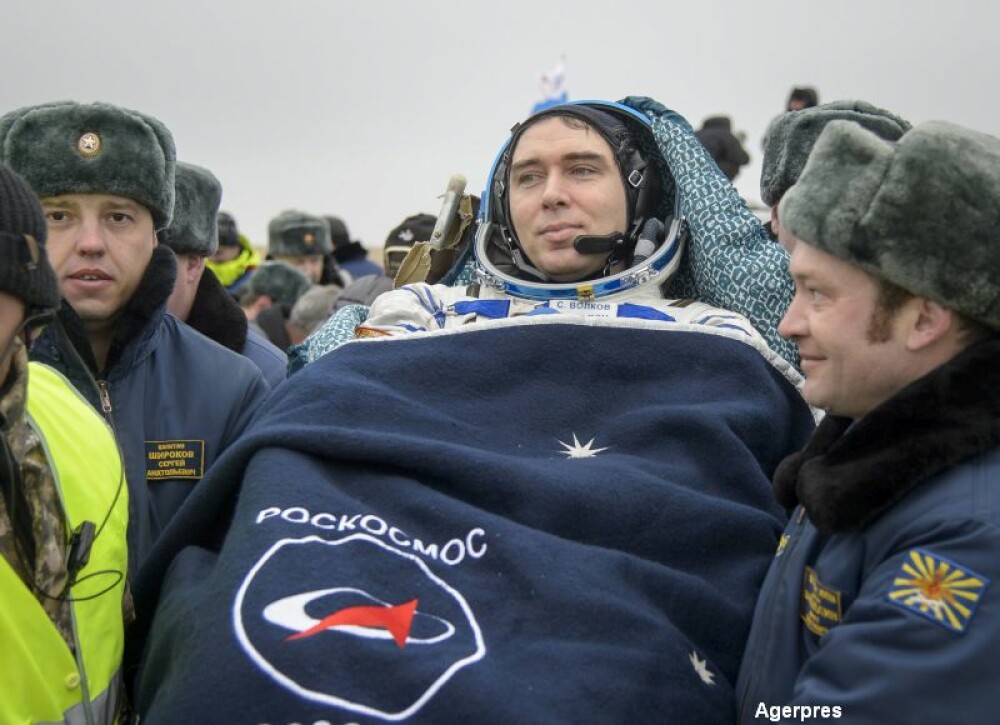 Dupa aproape un an petrecut in spatiu, Scott Kelly si Mikhail Kornienko s-au intors pe Terra. VIDEO: aterizarea astronautilor - Imaginea 3