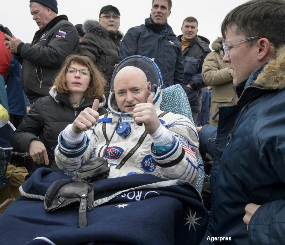 Dupa aproape un an petrecut in spatiu, Scott Kelly si Mikhail Kornienko s-au intors pe Terra. VIDEO: aterizarea astronautilor - Imaginea 5
