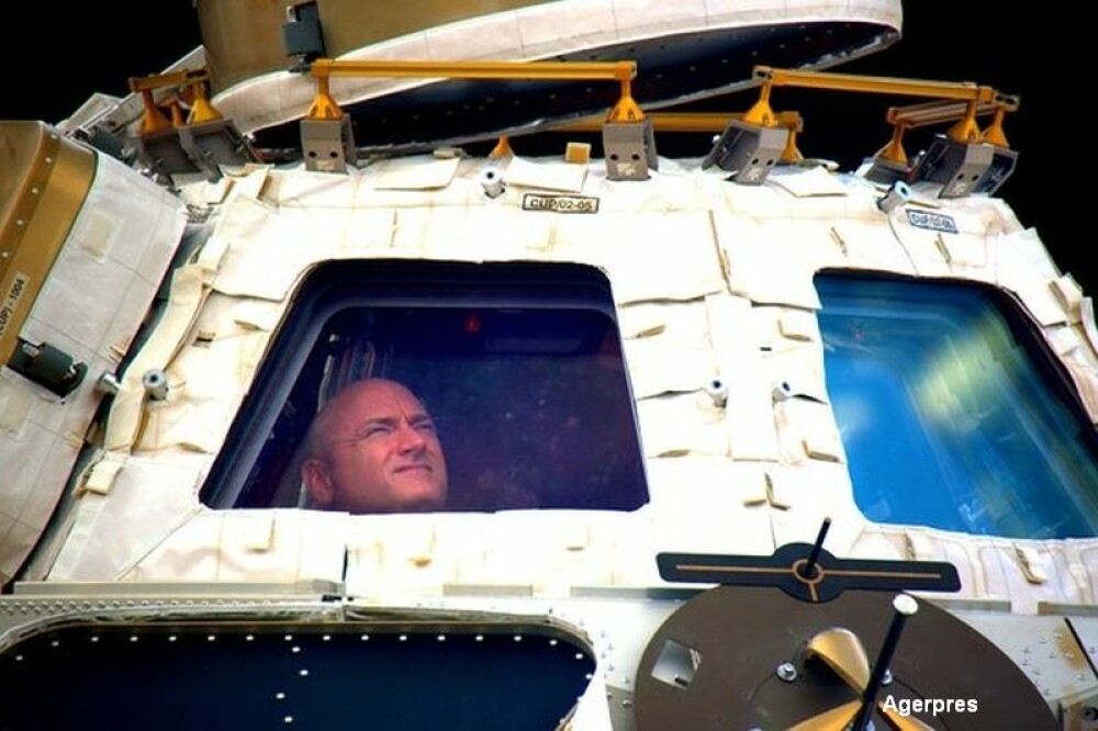 Dupa aproape un an petrecut in spatiu, Scott Kelly si Mikhail Kornienko s-au intors pe Terra. VIDEO: aterizarea astronautilor - Imaginea 7