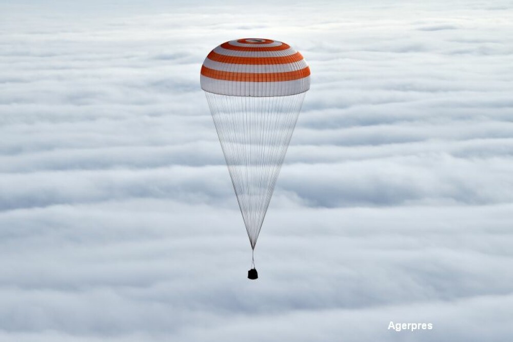 Dupa aproape un an petrecut in spatiu, Scott Kelly si Mikhail Kornienko s-au intors pe Terra. VIDEO: aterizarea astronautilor - Imaginea 8