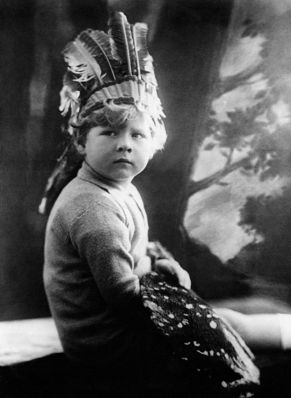 Imagini de COLECŢIE cu Mihai I al României. De la copilul care schia alături de Carol al II-lea până la Regele trimis în exil - Imaginea 3