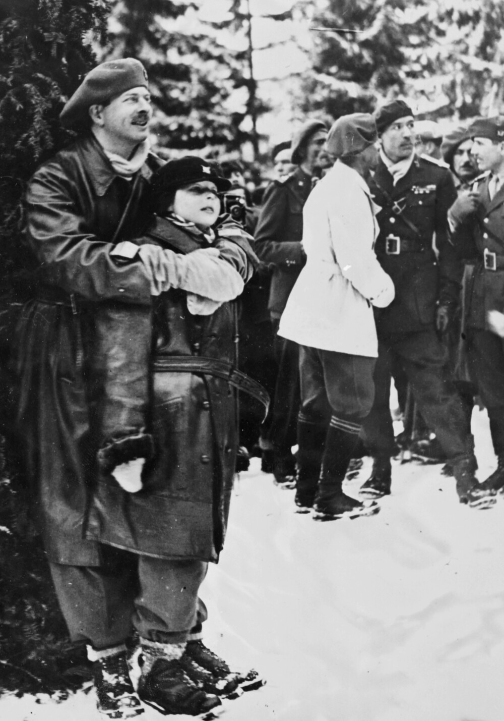 Imagini de COLECŢIE cu Mihai I al României. De la copilul care schia alături de Carol al II-lea până la Regele trimis în exil - Imaginea 7