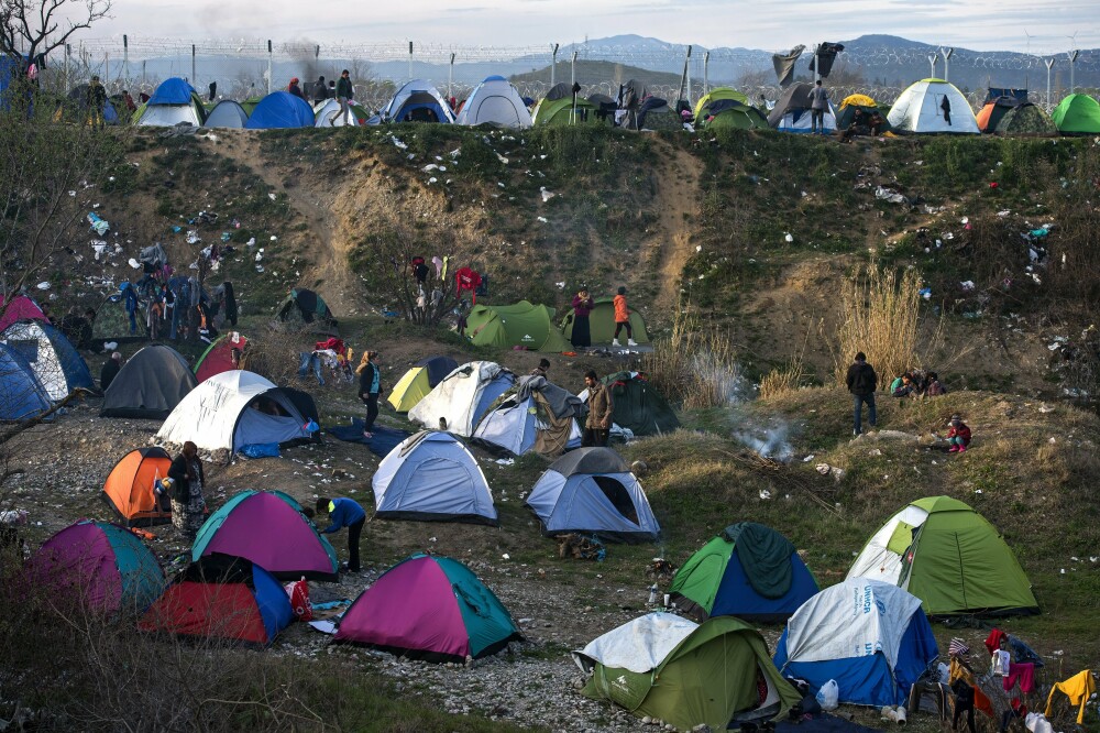 Scene de cosmar la granita dintre Grecia si Macedonia. 13.000 de refugiati cer sa treaca frontiera. 