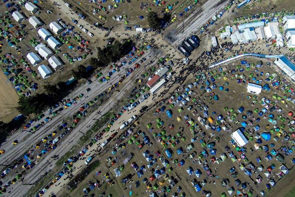 Scene de cosmar la granita dintre Grecia si Macedonia. 13.000 de refugiati cer sa treaca frontiera. 