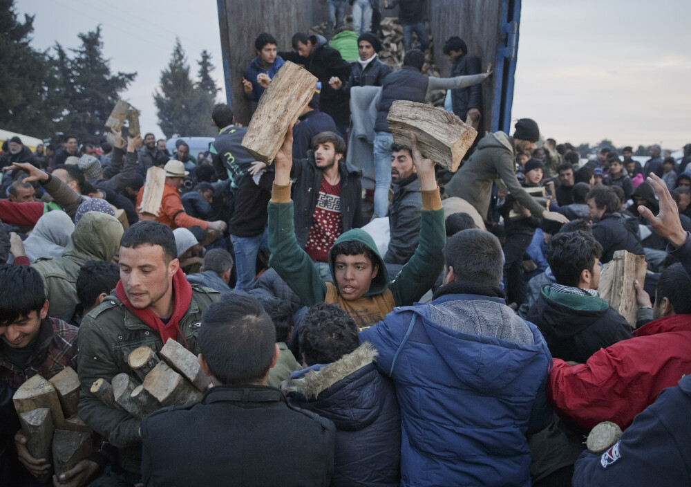 Imaginile disperarii in Grecia. Refugiatii au luat cu asalt un camion cu lemne de foc si s-au batut pe paine. GALERIE FOTO - Imaginea 10