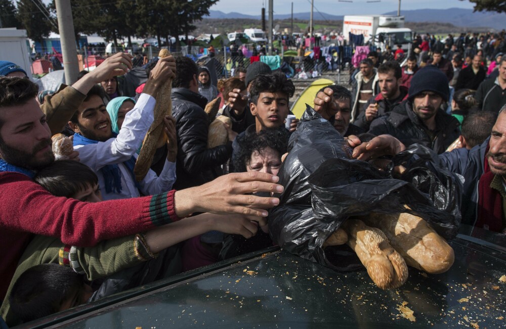 Imaginile disperarii in Grecia. Refugiatii au luat cu asalt un camion cu lemne de foc si s-au batut pe paine. GALERIE FOTO - Imaginea 9