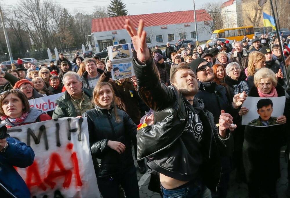 Imaginile disperarii in Grecia. Refugiatii au luat cu asalt un camion cu lemne de foc si s-au batut pe paine. GALERIE FOTO - Imaginea 8