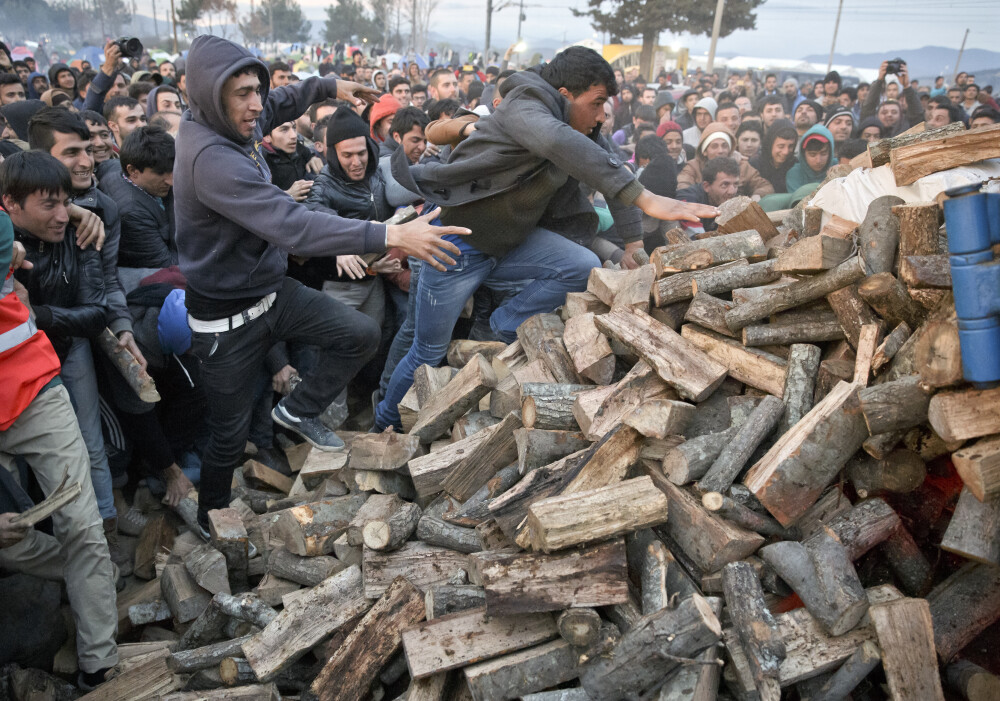 Imaginile disperarii in Grecia. Refugiatii au luat cu asalt un camion cu lemne de foc si s-au batut pe paine. GALERIE FOTO - Imaginea 7