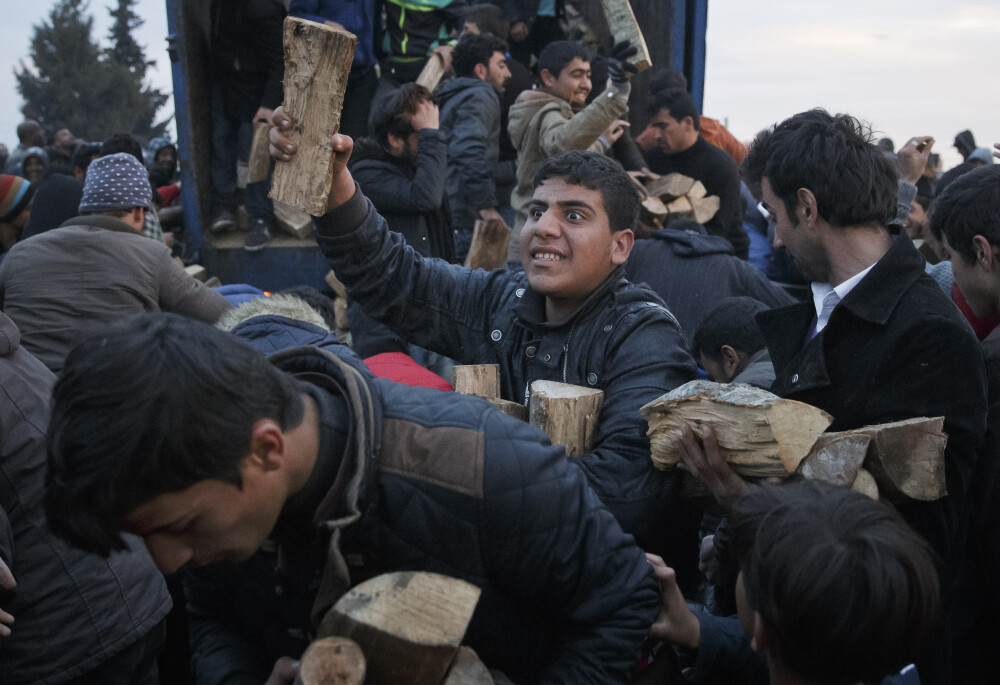 Imaginile disperarii in Grecia. Refugiatii au luat cu asalt un camion cu lemne de foc si s-au batut pe paine. GALERIE FOTO - Imaginea 6