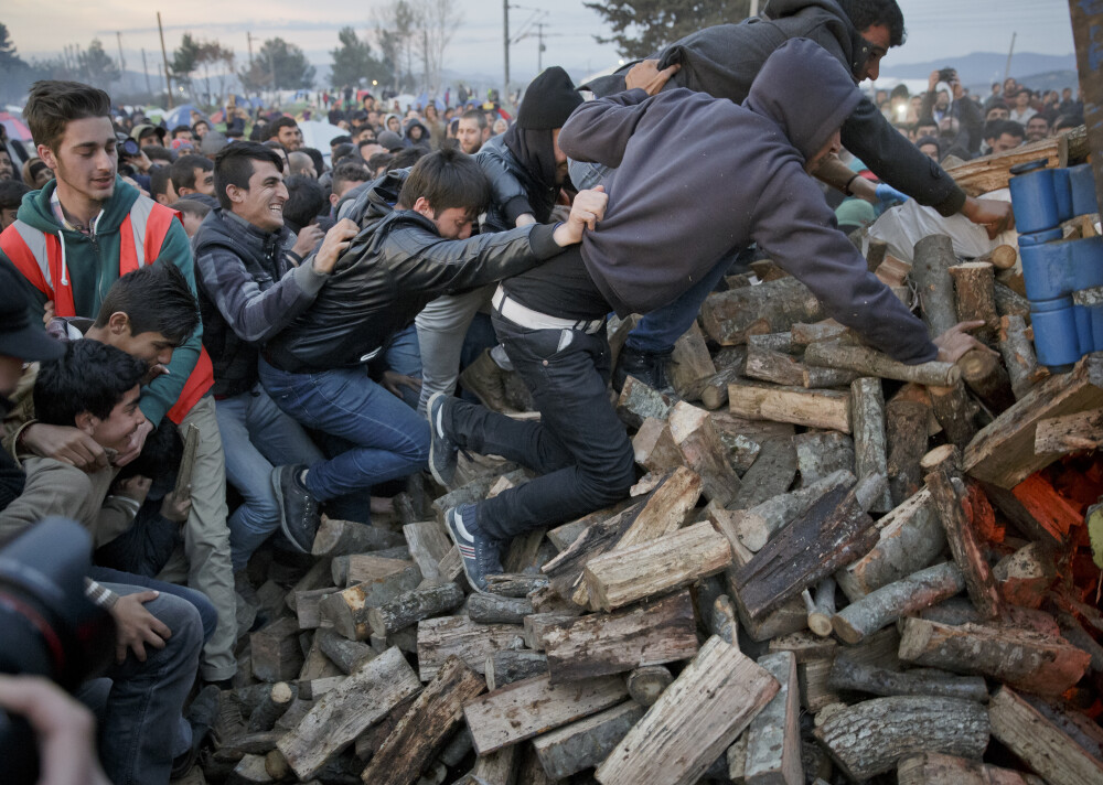 Imaginile disperarii in Grecia. Refugiatii au luat cu asalt un camion cu lemne de foc si s-au batut pe paine. GALERIE FOTO - Imaginea 4