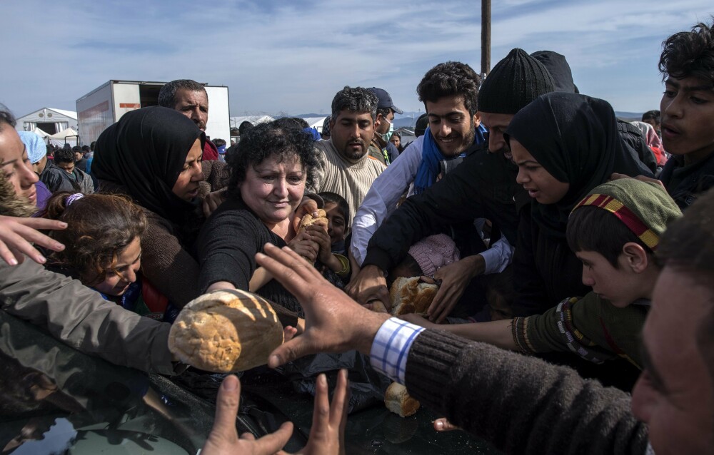 Imaginile disperarii in Grecia. Refugiatii au luat cu asalt un camion cu lemne de foc si s-au batut pe paine. GALERIE FOTO - Imaginea 3