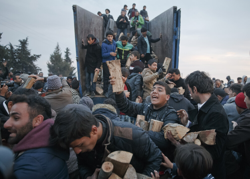 Imaginile disperarii in Grecia. Refugiatii au luat cu asalt un camion cu lemne de foc si s-au batut pe paine. GALERIE FOTO - Imaginea 2