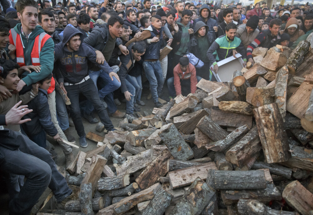 Imaginile disperarii in Grecia. Refugiatii au luat cu asalt un camion cu lemne de foc si s-au batut pe paine. GALERIE FOTO - Imaginea 1