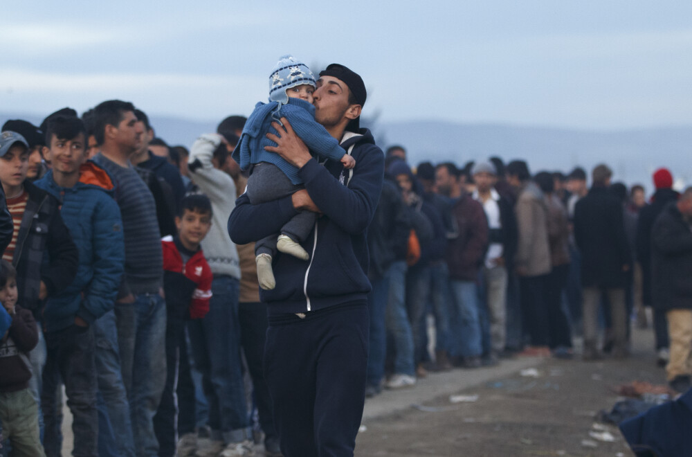 Grecia a inceput EVACUAREA refugiatilor din tabara de la Idomeni. Mesajul de pe autocarele ce au transportat 800 de migranti - Imaginea 11