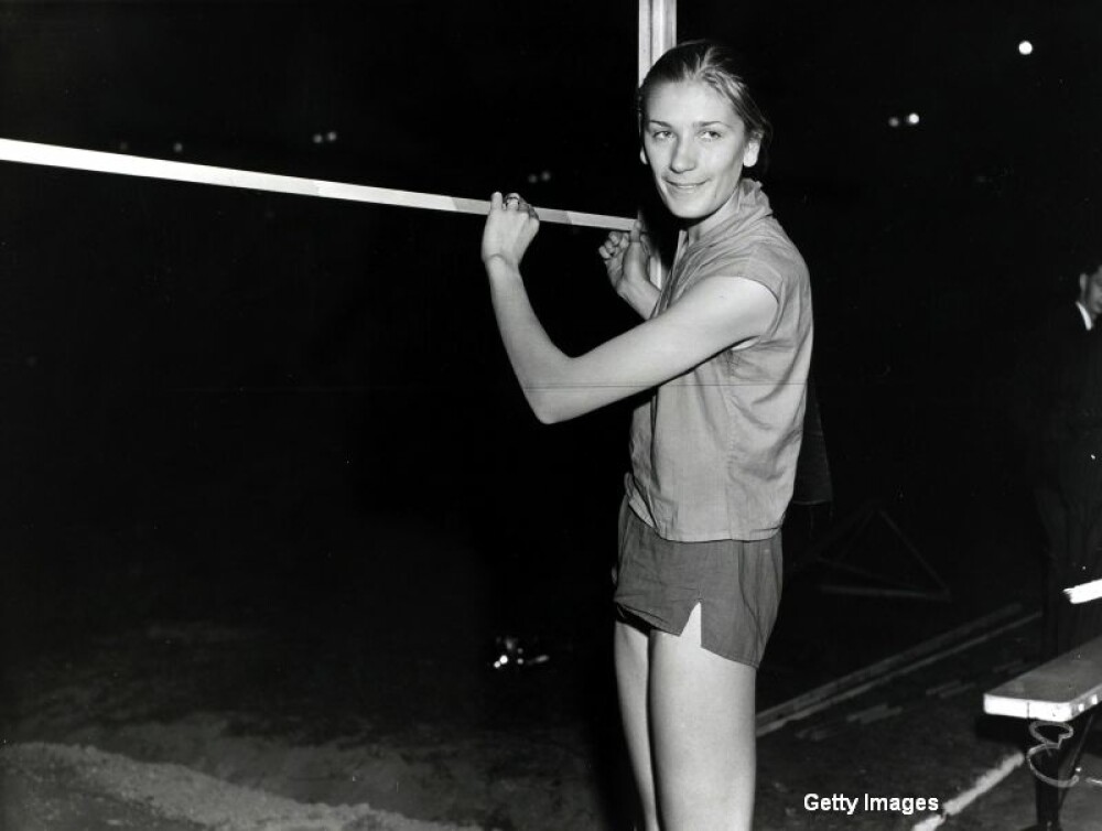 14 recorduri mondiale, 2 titluri olimpice si prima atleta desemnata pentru Hall of Fame. Cariera Iolandei Balas, in imagini - Imaginea 2