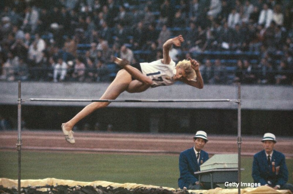 14 recorduri mondiale, 2 titluri olimpice si prima atleta desemnata pentru Hall of Fame. Cariera Iolandei Balas, in imagini - Imaginea 6