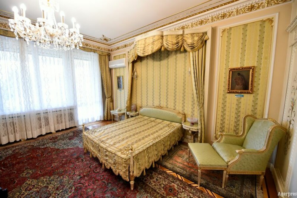 Aproape 1.000 de romani au venit sa vada Palatul Primaverii. Primele imagini cu resedinta de lux a sotilor Ceausescu - Imaginea 13