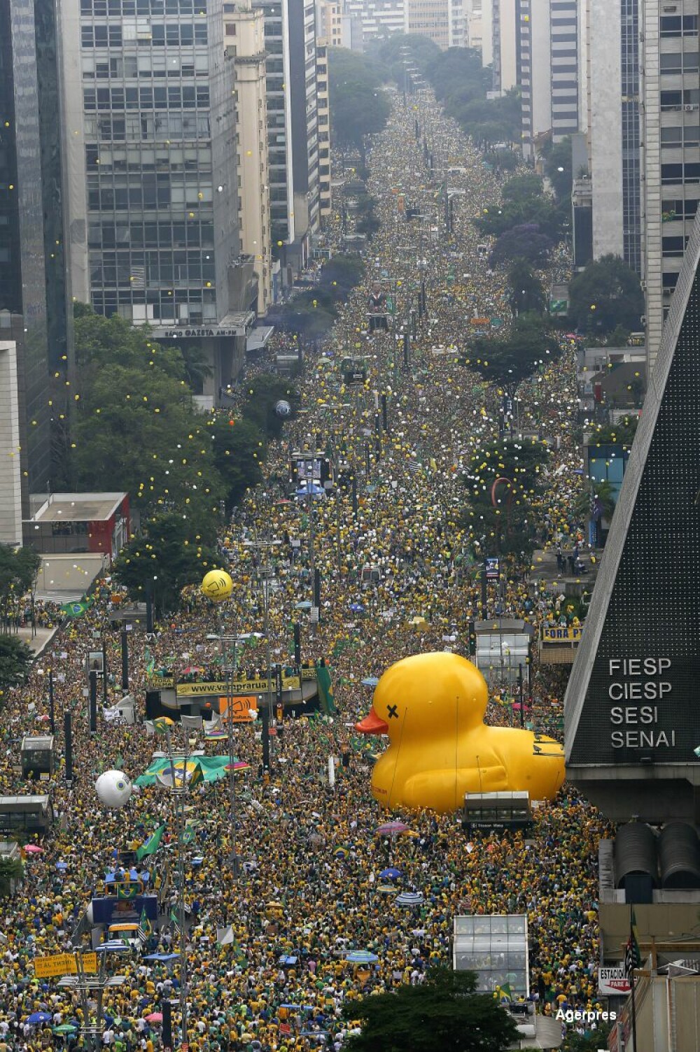 Manifestatii de proportii istorice impotriva presedintei in Brazilia. 1.4 milioane de oameni au iesit in strada. FOTO - Imaginea 1