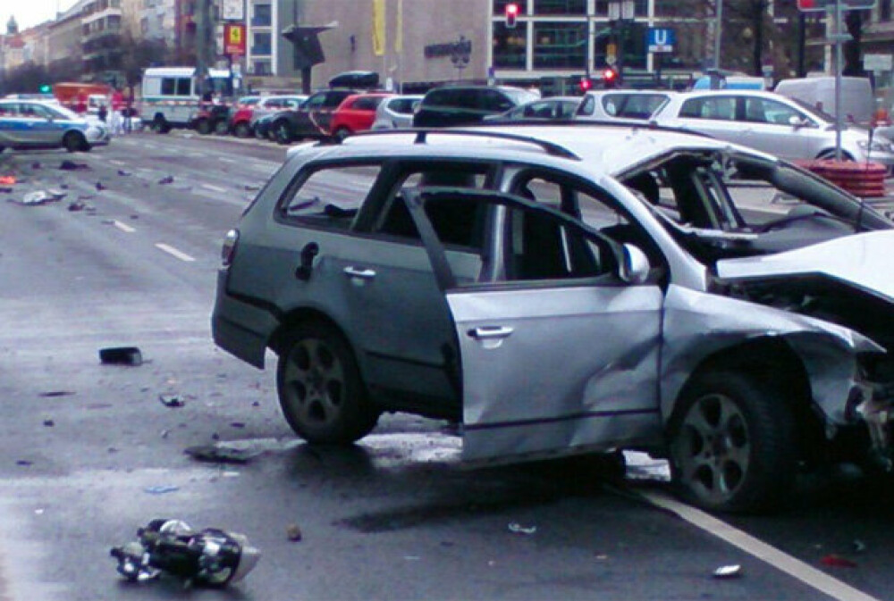 O masina a explodat in Berlin, dupa detonarea unui dispozitiv exploziv. Soferul a murit. FOTO si VIDEO - Imaginea 1