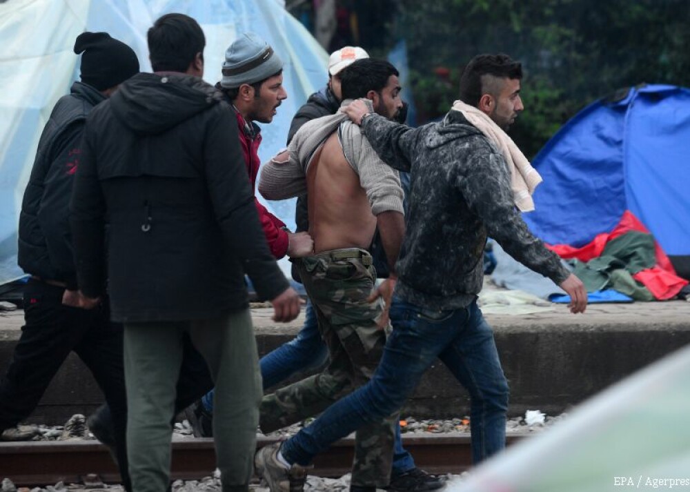 Grecia a inceput EVACUAREA refugiatilor din tabara de la Idomeni. Mesajul de pe autocarele ce au transportat 800 de migranti - Imaginea 7