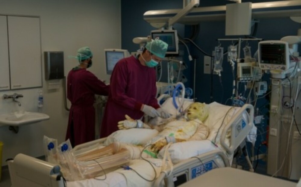 Incendiul din Colectiv, 10 ani. Imagini greu de privit, cele mai dureroase momente. Tragedia care a scos România în stradă - Imaginea 55