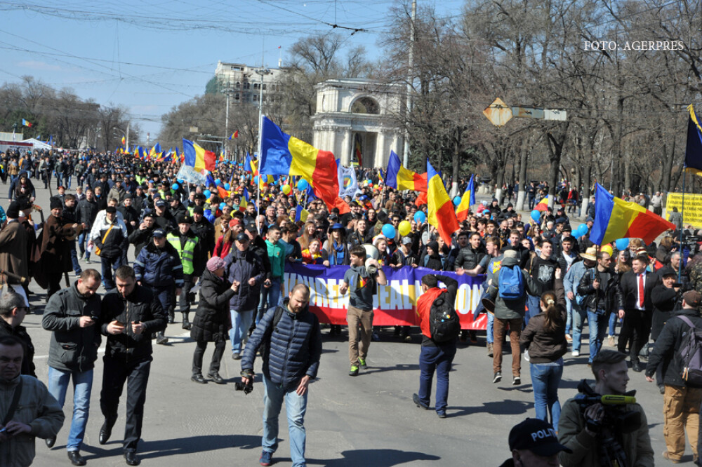 50.000 de moldoveni au cerut in strada unirea cu Romania. Doua alerte cu BOMBA in Chisinau, pe traseul marsului - Imaginea 3