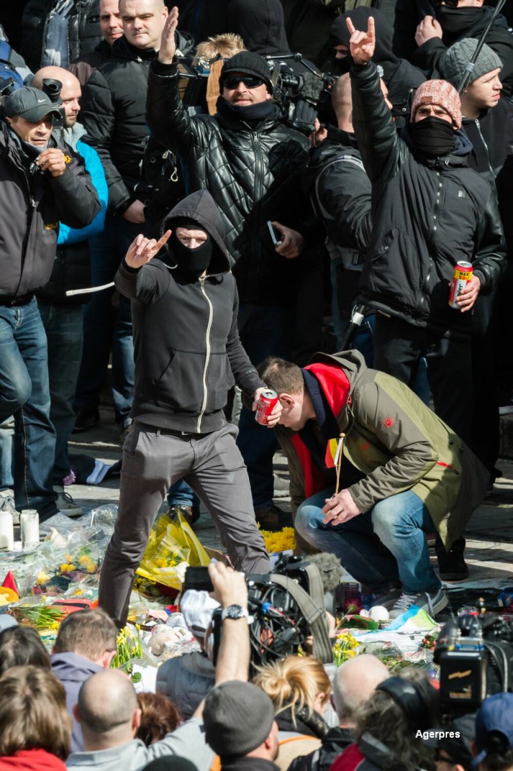 Opt suspecti in cazul atentatului din Bruxelles, vanati in toata Europa. Incidente violente si gesturi naziste in Belgia - Imaginea 10