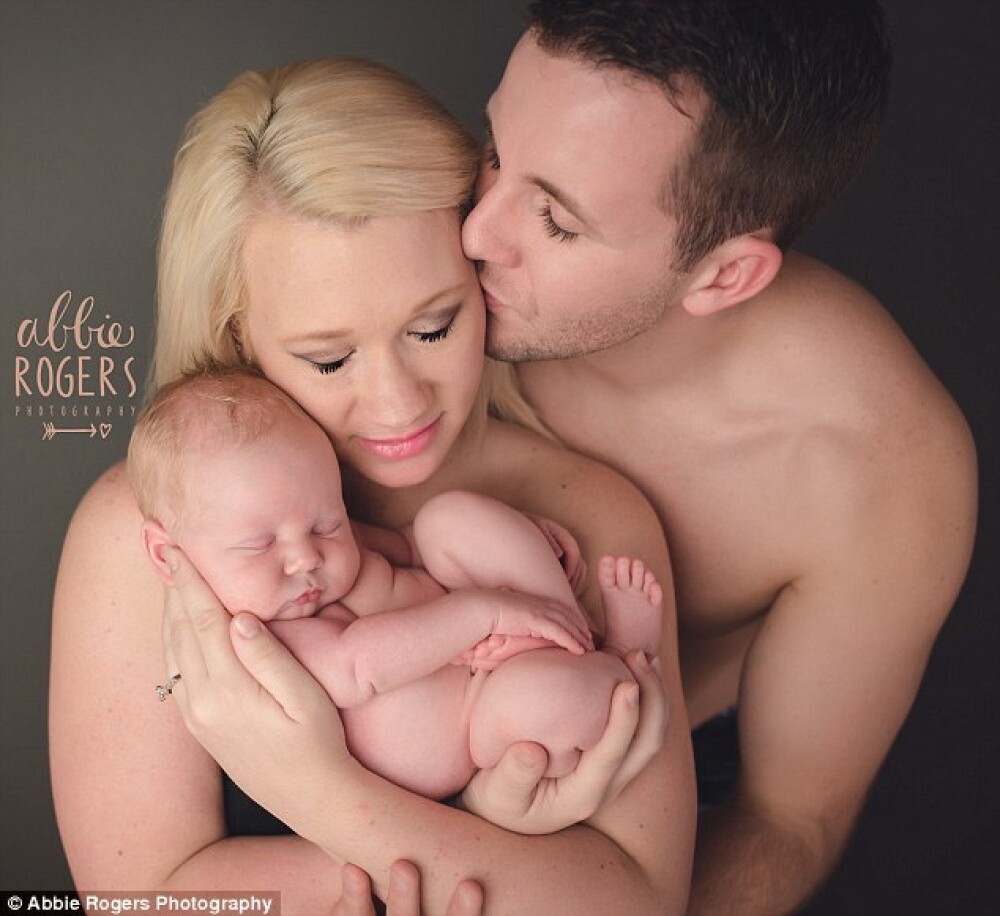 Portretul de familie devenit viral pe internet. Ce face bebelusul in urmatorul cadru. FOTO - Imaginea 1