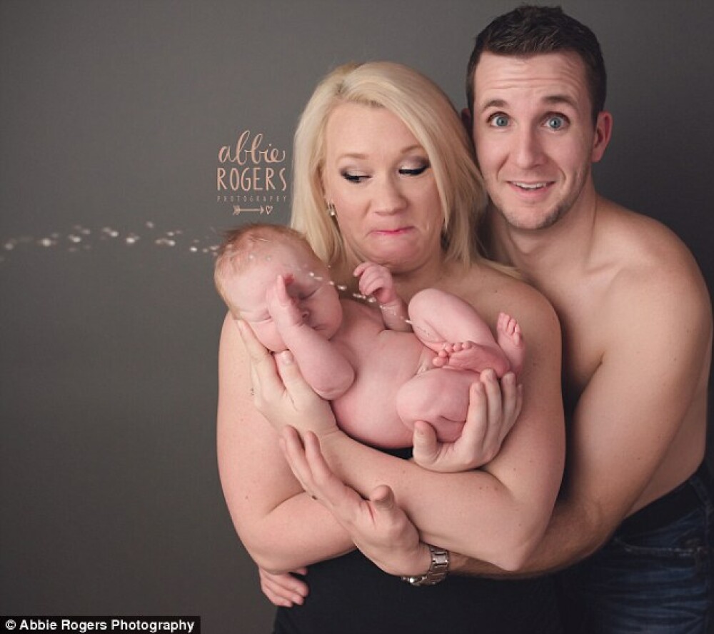 Portretul de familie devenit viral pe internet. Ce face bebelusul in urmatorul cadru. FOTO - Imaginea 2