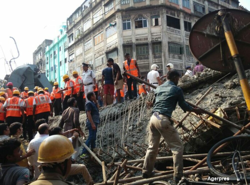 Tragedie in India, dupa ce o pasarela s-a prabusit. CNN: Sunt 22 de morti si 75 de raniti. Ampla operatiune de salvare - Imaginea 1