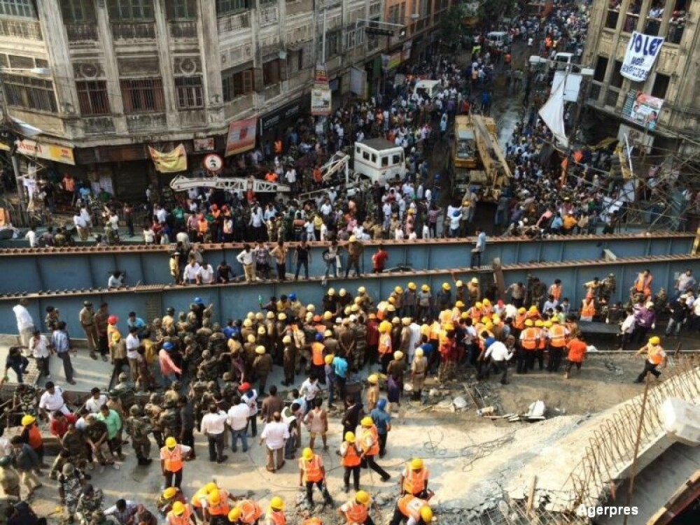 Tragedie in India, dupa ce o pasarela s-a prabusit. CNN: Sunt 22 de morti si 75 de raniti. Ampla operatiune de salvare - Imaginea 2