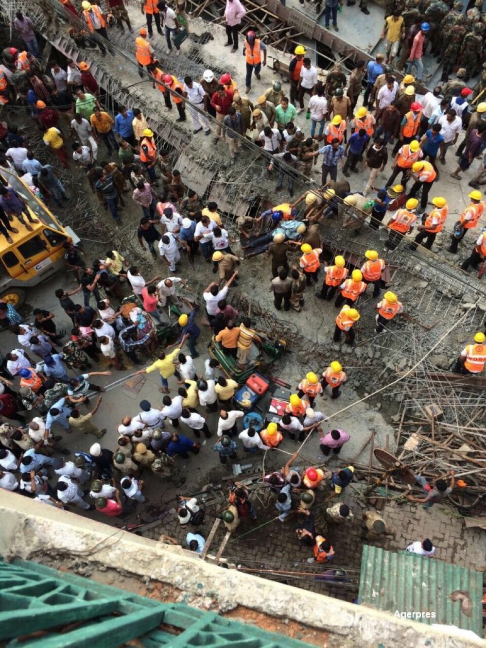 Tragedie in India, dupa ce o pasarela s-a prabusit. CNN: Sunt 22 de morti si 75 de raniti. Ampla operatiune de salvare - Imaginea 3