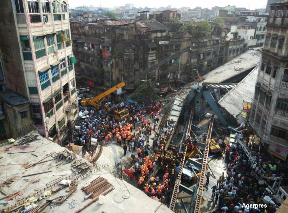 Tragedie in India, dupa ce o pasarela s-a prabusit. CNN: Sunt 22 de morti si 75 de raniti. Ampla operatiune de salvare - Imaginea 4